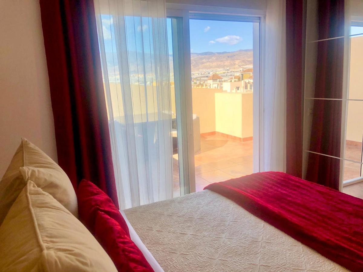 ÁTICO DELUXE entre CENTRO y PLAYA Salinas con TERRAZA, WIFI, PISCINA climatizada, GYM, SAUNA y GARAJE -Smart TV Roquetas de Mar Exterior foto
